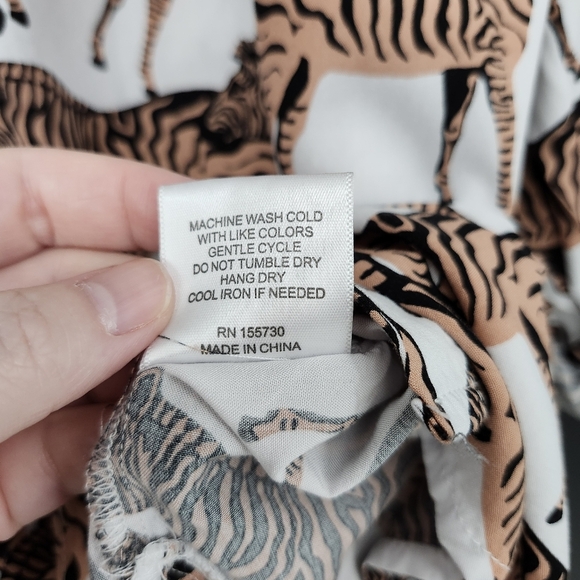 Jane & Delancey Womens Button Up Top Size‎ M Brown Zebra Print Roll Tab Eclectic - Picture 4 of 5